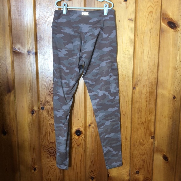 Pink Victoria’s Secret active Camo Leggings with pockets cargo style size small​ - Picture 6 of 6